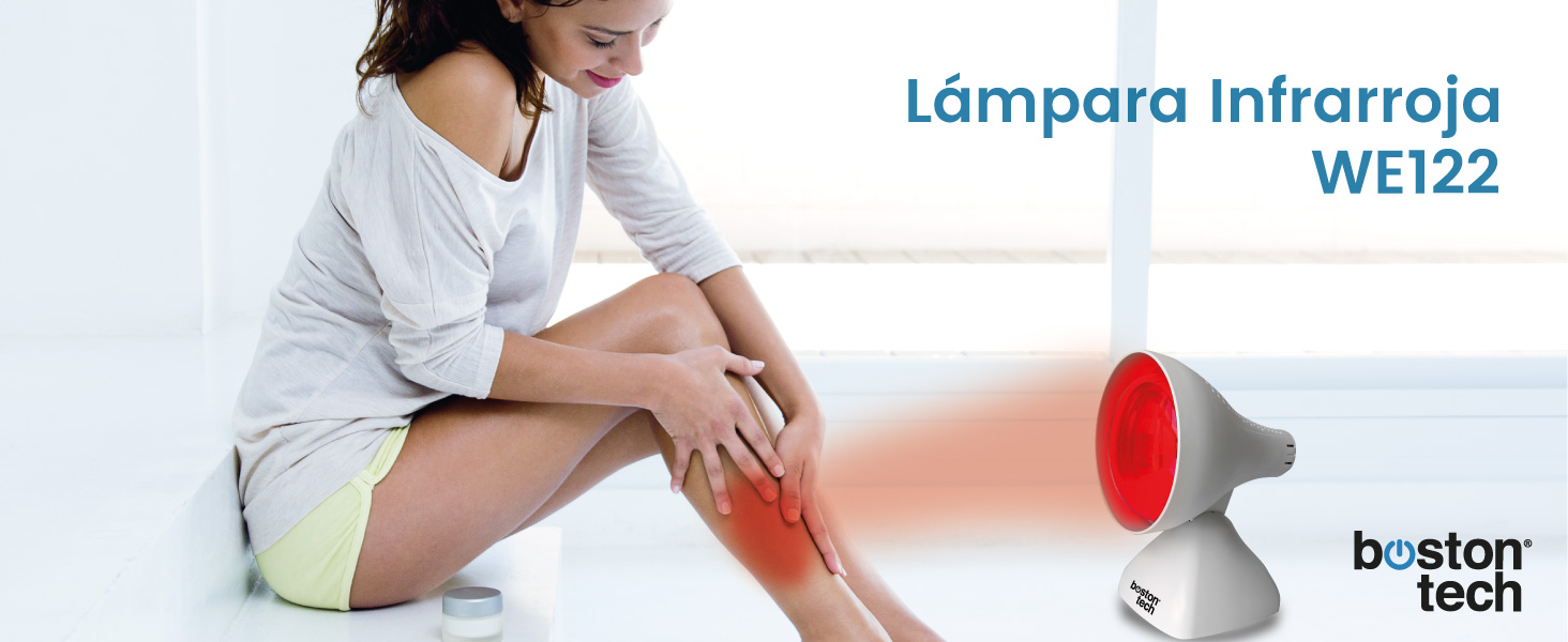 Dispositivo de lámpara infrarroja con luz roja, etiquetado como 'Lámpara Infrarroja WE122'. Persona sentada, aplicando la lámpara en la zona de la rodilla. Logotipo de «Boston tech» visible.