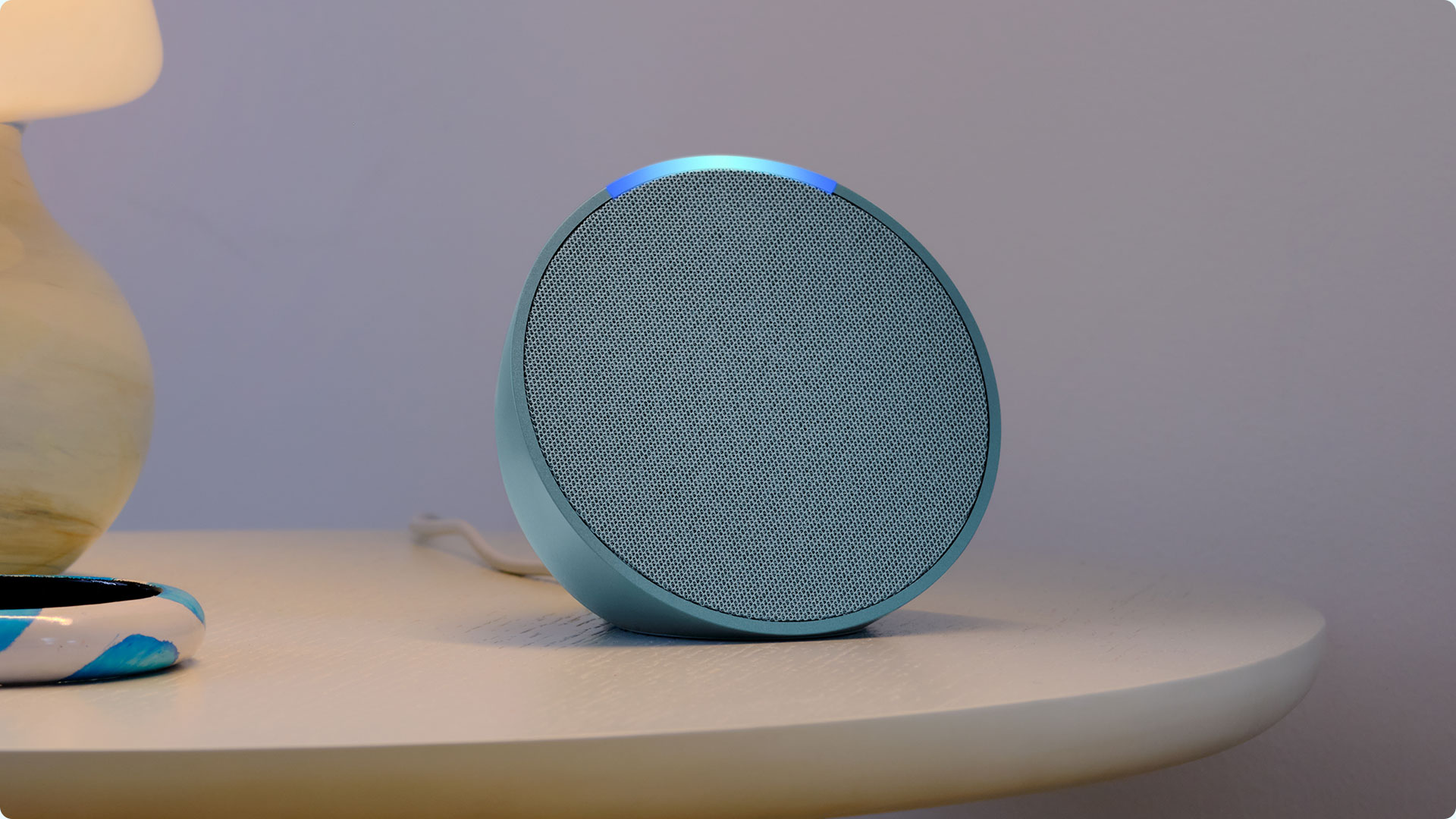 Echo Pop reproduciendo música por voz con Alexa