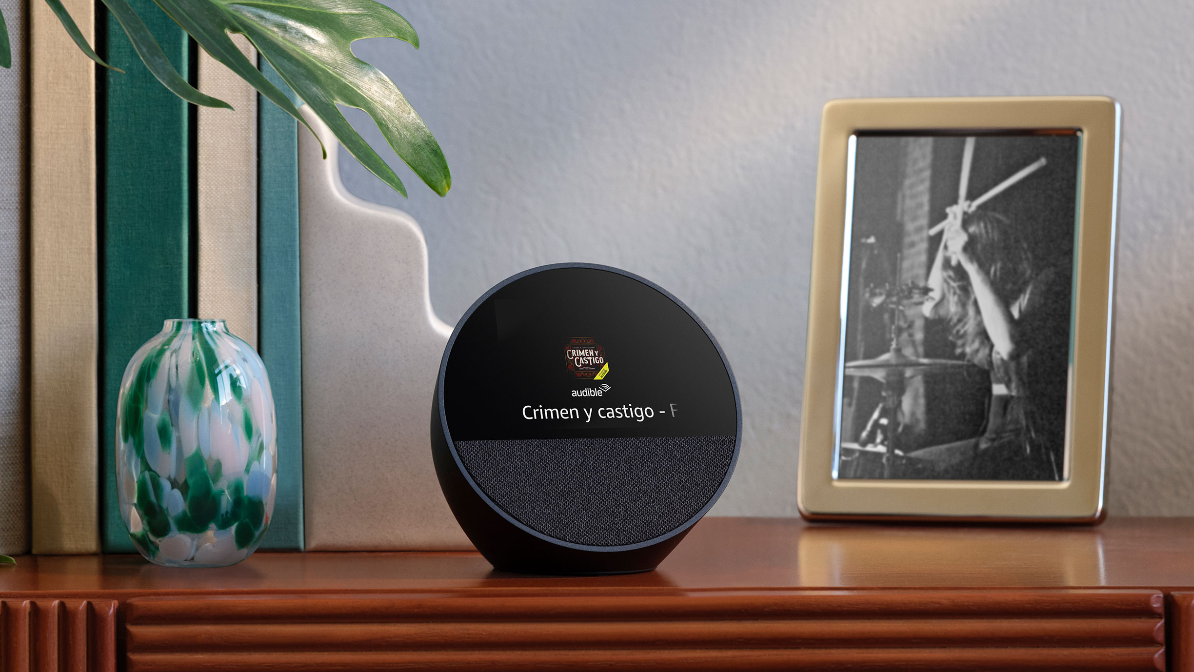 Echo Spot reproduciendo música y audiolibros con Alexa