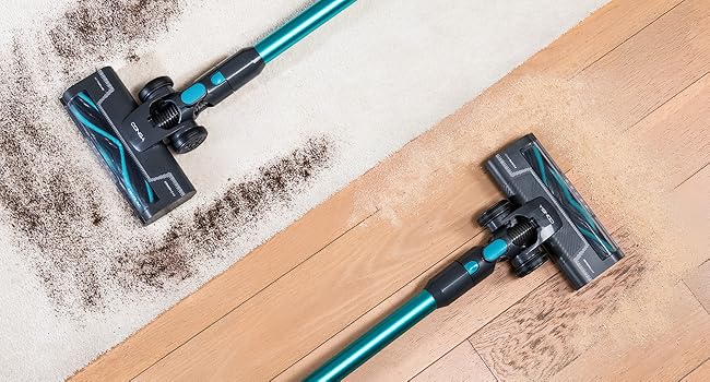 Conga Rockstar P50 X-Treme limpiando suelo de madera con resultado antes y después