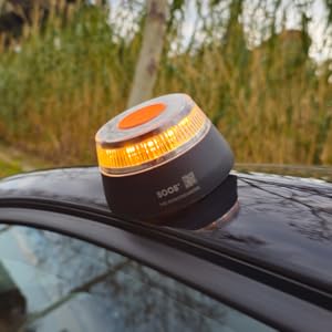 SOOS V16 instalada en el techo del coche con luz ámbar 360 grados