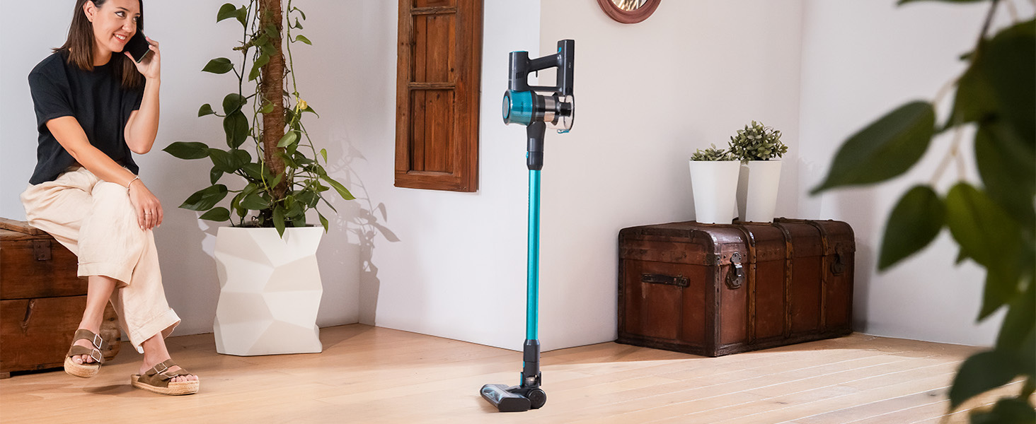 Cecotec Conga Rockstar P50 X-Treme en posición parking en casa minimalista