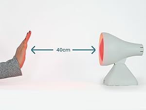 Ilustración que muestra una mano y una lámpara de escritorio blanca con interior rojo, separadas por una distancia de 40 cm indicada por una flecha y un texto