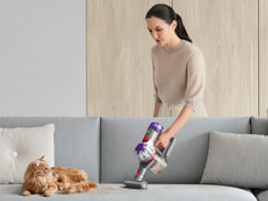 Dyson V8 Absolute en modo aspiradora de mano limpiando zonas de difícil acceso