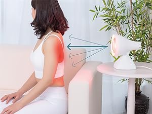 Dispositivo que emite luz roja sobre el hombro de una persona. Las flechas indican la dirección de la luz. La persona se sienta en una mesa con una planta cerca.